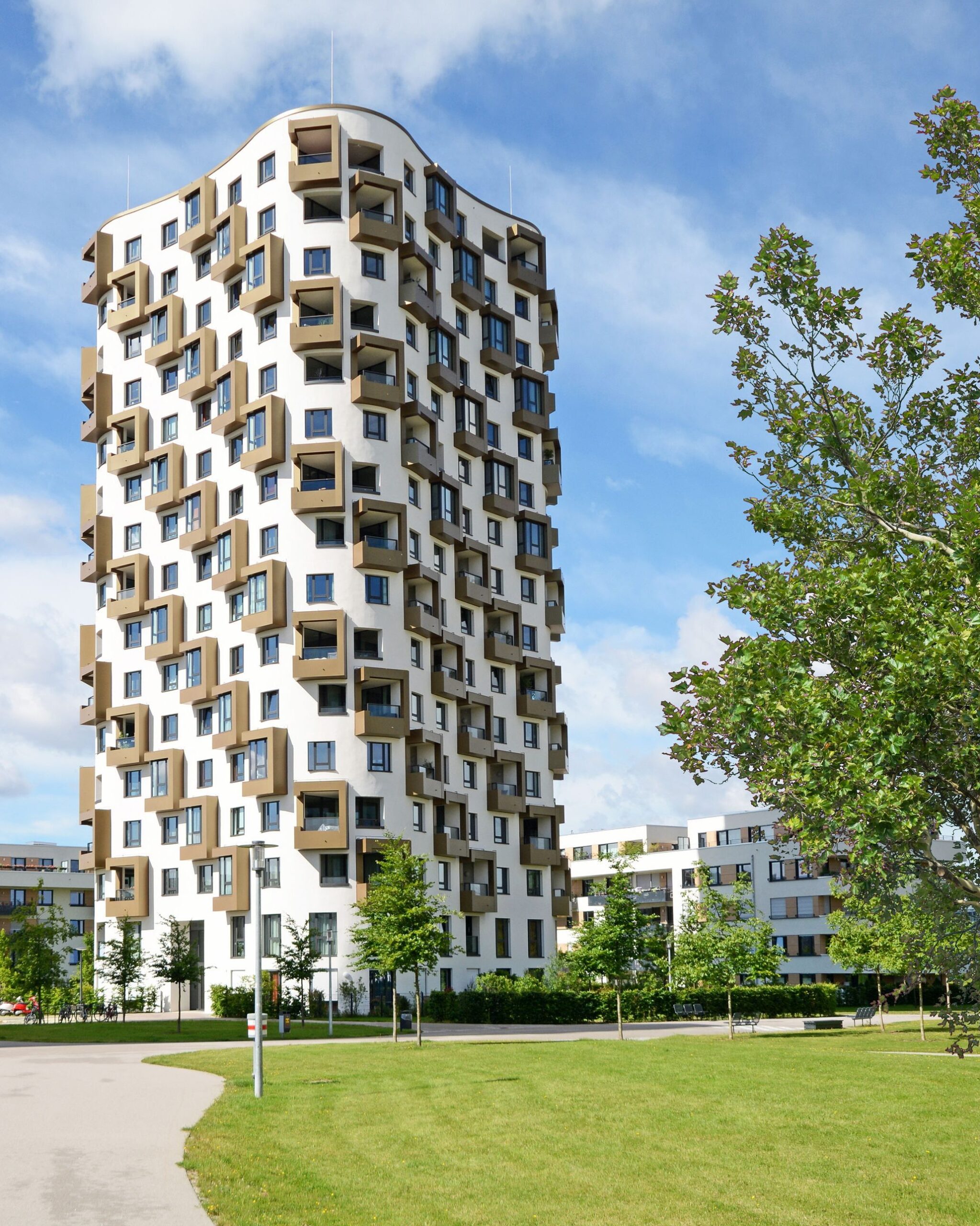 Symbolfoto: Modernes Wohnhaus mit Grünfläche - Hausverwaltung in München Obersendling