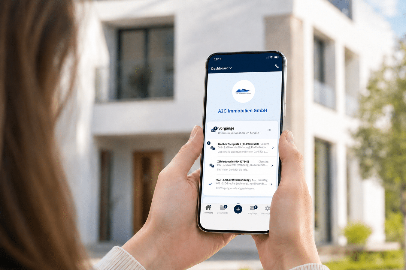 Kundin nutzt das A2G Kundenportal mit Dashboard auf dem Smartphone